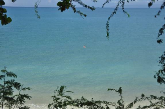 A Ana tem todo o mar para si na praia Obama, perto de Cabaret, antiga Duvalierville, no litoral central do Haiti